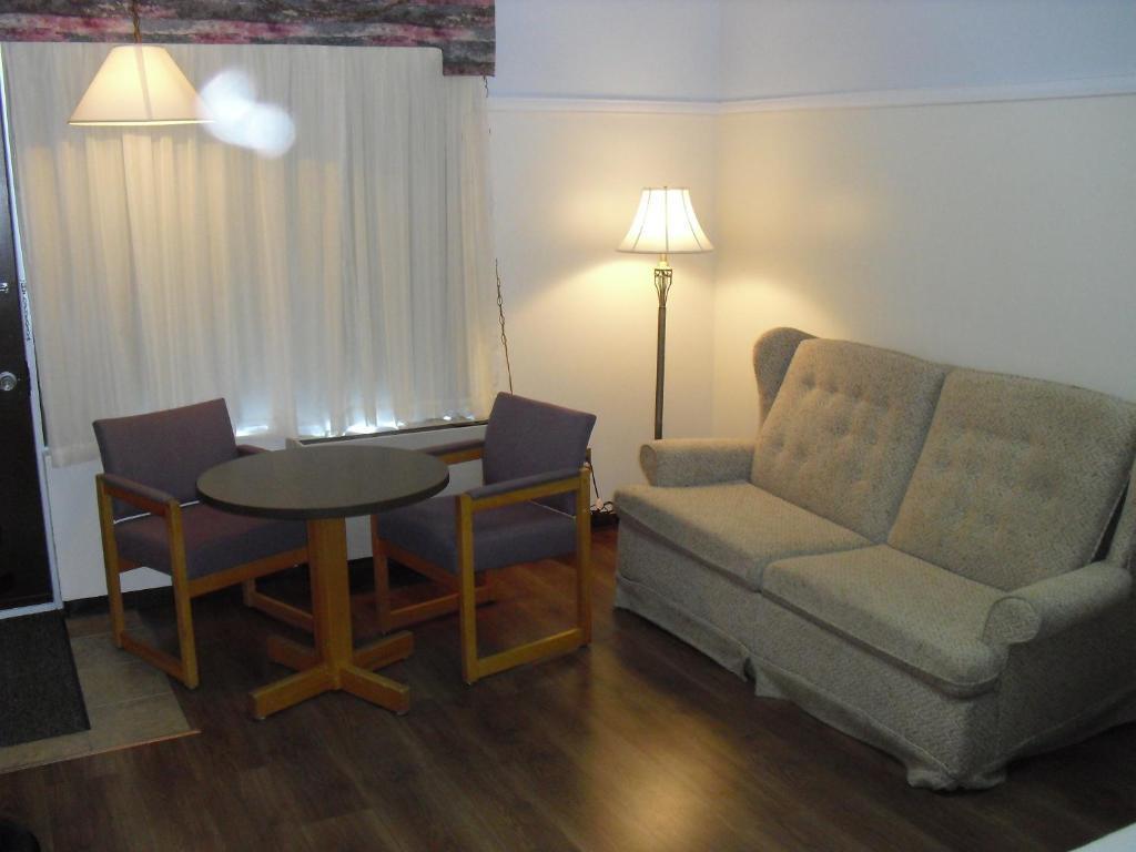 Auberge La Diligence Dolbeau-Mistassini Buitenkant foto